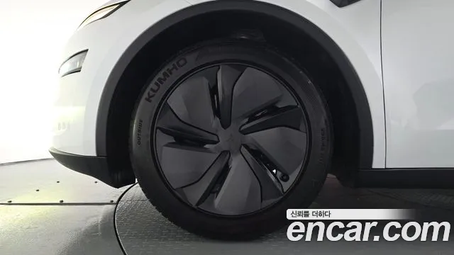 Tesla Model Y — Фото автомобиля 5