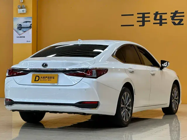 Lexus ES — Фото автомобиля 3