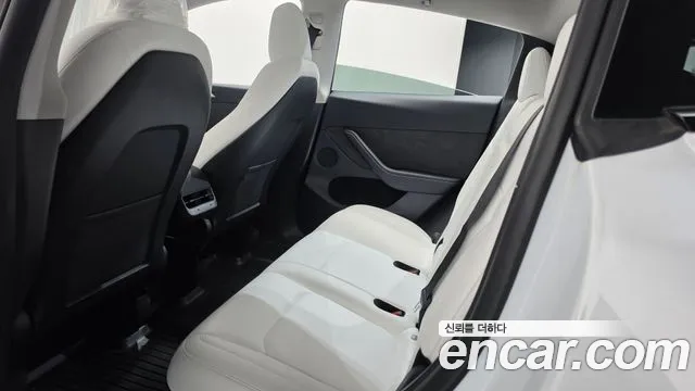 Tesla Model Y — Фото автомобиля 30