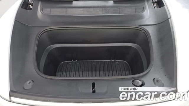 Tesla Model Y — Фото автомобиля 9