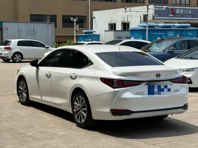 Lexus ES — Фото автомобиля 2