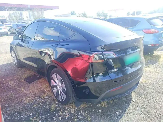 Tesla Model Y — Фото автомобиля 4