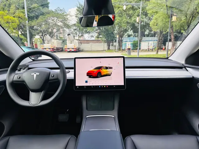 Tesla Model Y — Фото автомобиля 14