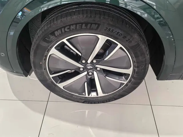 Li Auto L8 — Фото автомобиля 18