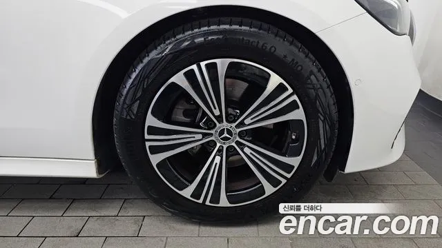 Mercedes-Benz E-Class — Фото автомобиля 5