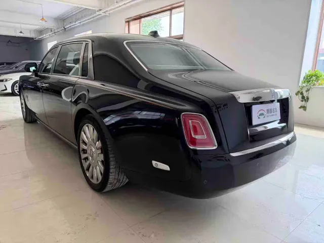 Rolls-Royce Phantom — Фото автомобиля 5
