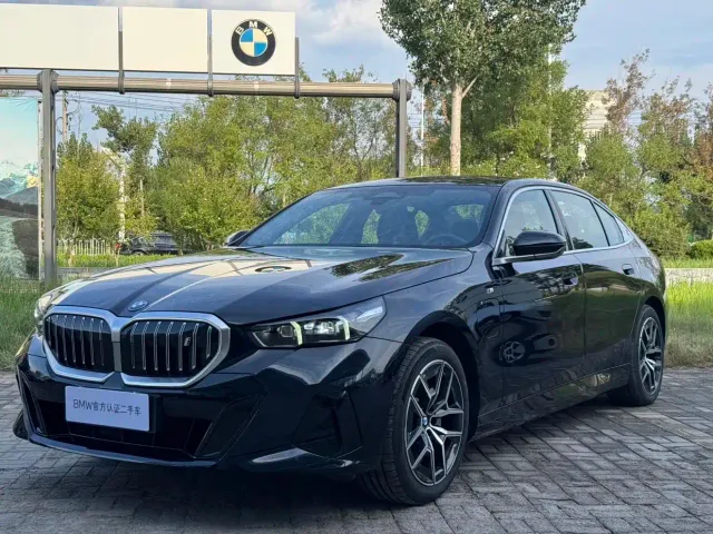 Фотография автомобиля — BMW i5