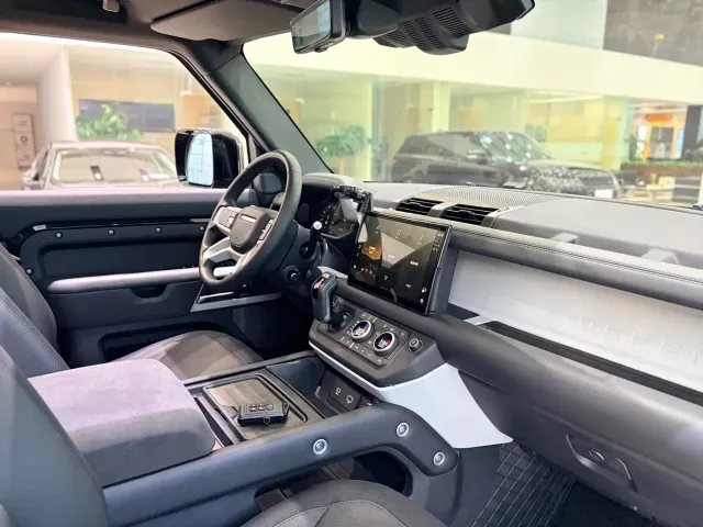 Land Rover Defender — Фото автомобиля 12