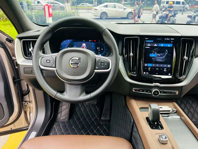Volvo XC60 — Фото автомобиля 15