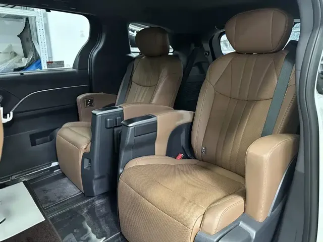 Toyota Sienna — Фото автомобиля 20