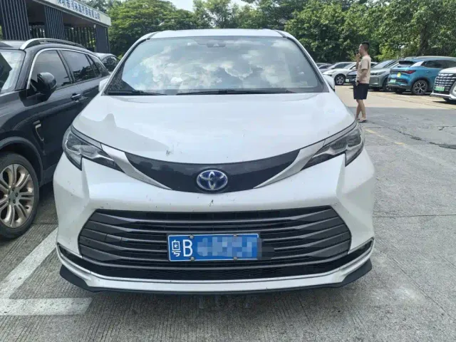 Toyota Sienna — Фото автомобиля 10