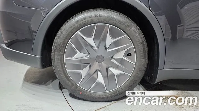 Tesla Model Y — Фото автомобиля 5