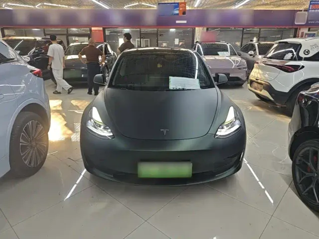 Tesla Model 3 — Фото автомобиля 2