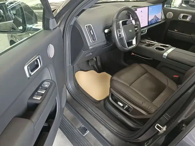 Li Auto L8 — Фото автомобиля 15