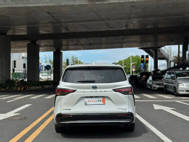 Toyota Sienna — Фото автомобиля 5