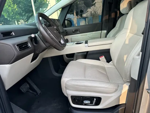 Li Auto MEGA — Фото автомобиля 8