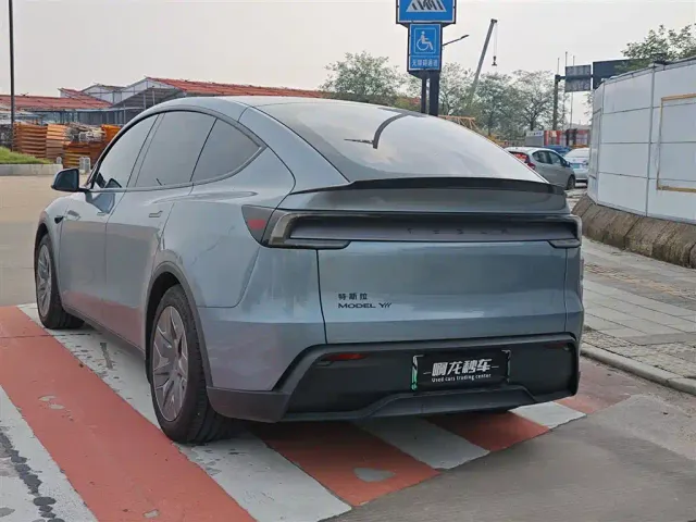 Tesla Model Y L — Фото автомобиля 7