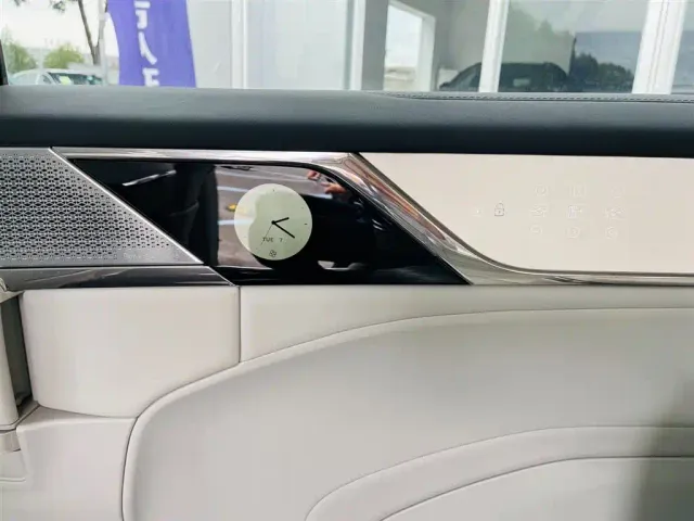 Volvo EM90 — Фото автомобиля 12