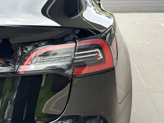 Tesla Model 3 — Фото автомобиля 10