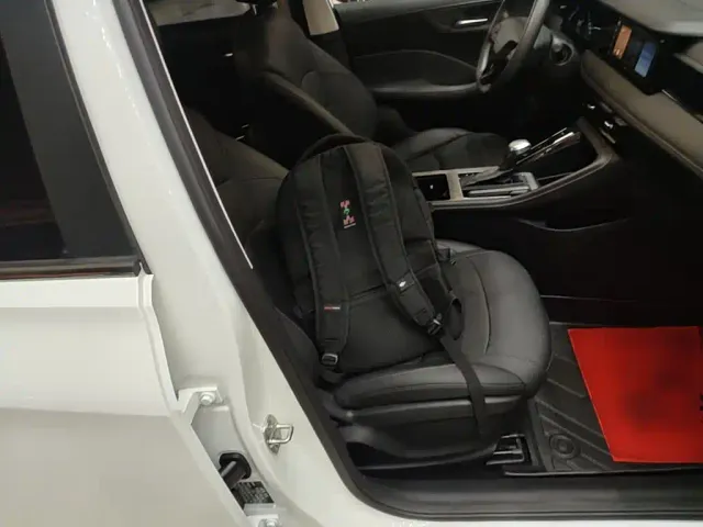 Roewe i5 — Фото автомобиля 24