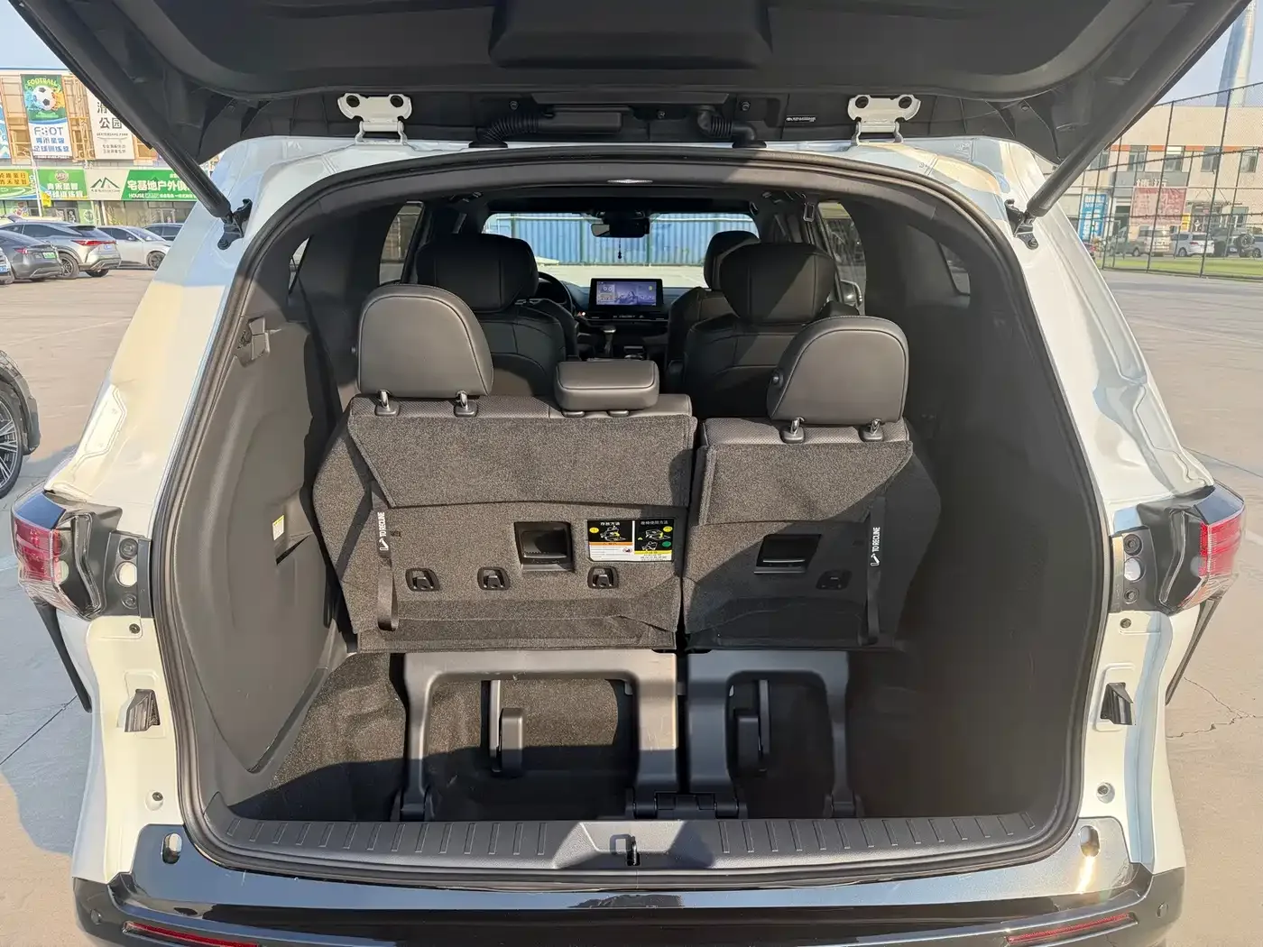 Toyota Toyota Sienna 2024 2.5L Hybrid 4WD Premium Edition — Фото автомобиля 7