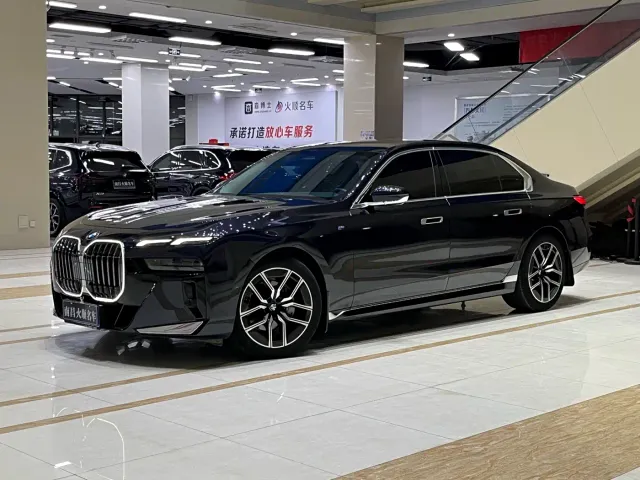 Фотография автомобиля — BMW 7 Series