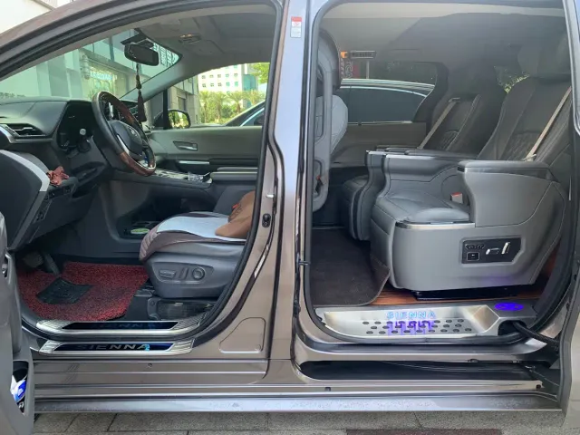 Toyota Sienna — Фото автомобиля 12