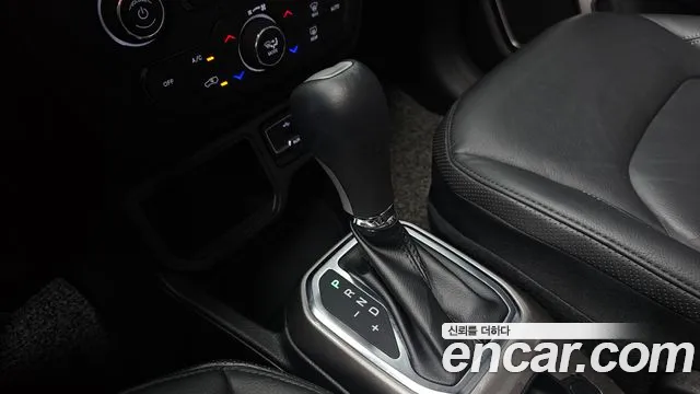 Jeep Renegade — Фото автомобиля 9