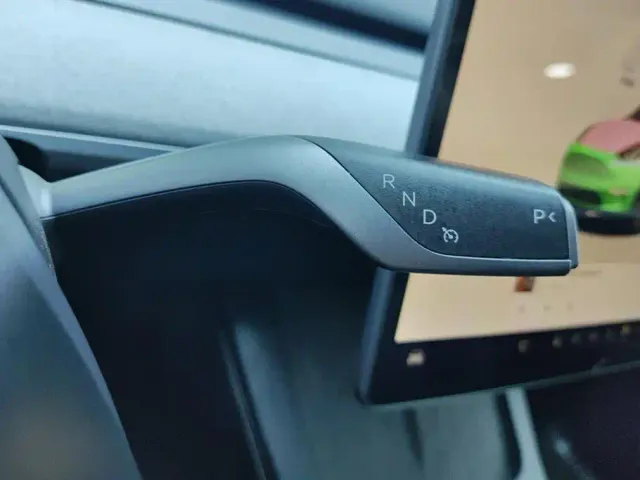 Tesla Model Y — Фото автомобиля 16