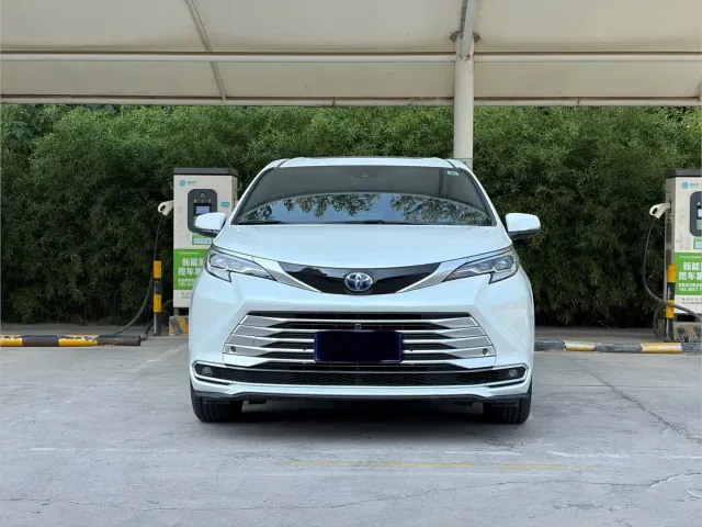 Toyota Sienna — Фото автомобиля 2