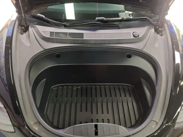 Tesla Model 3 — Фото автомобиля 10