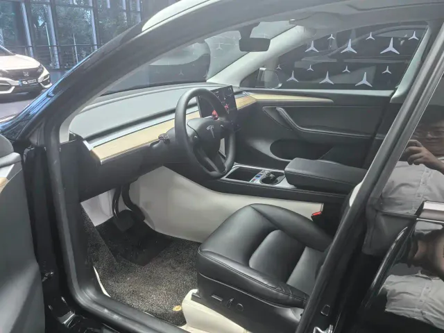 Tesla Model Y — Фото автомобиля 3