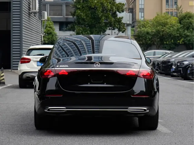 Mercedes-Benz E-Class — Фото автомобиля 4