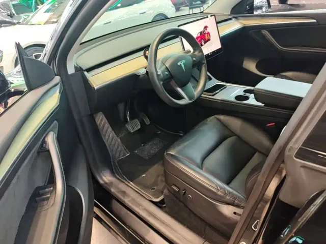Tesla Model Y — Фото автомобиля 15