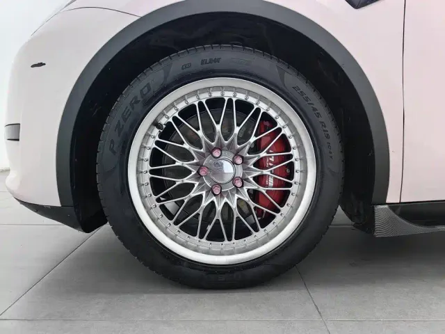 Tesla Model Y — Фото автомобиля 17