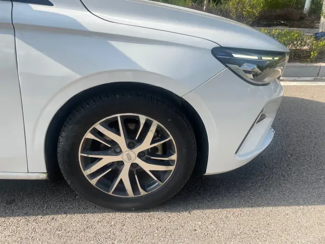Geely Emgrand — Фото автомобиля 13