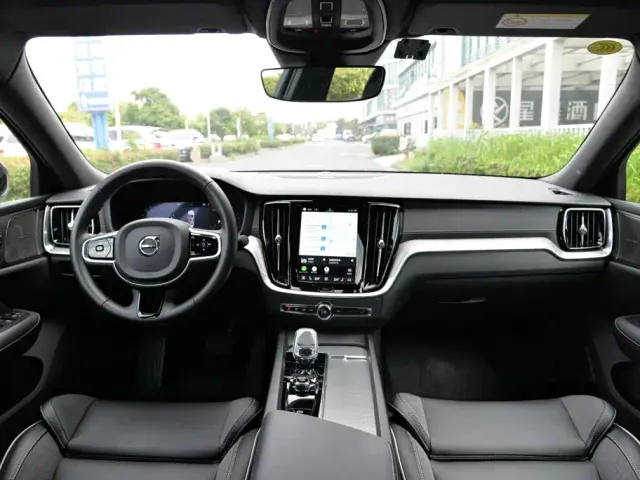 Volvo S60 — Фото автомобиля 12