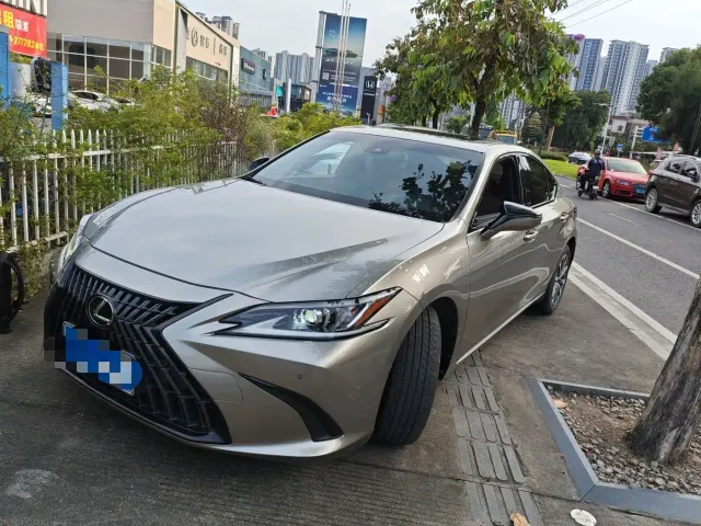 Фотография автомобиля — Lexus ES