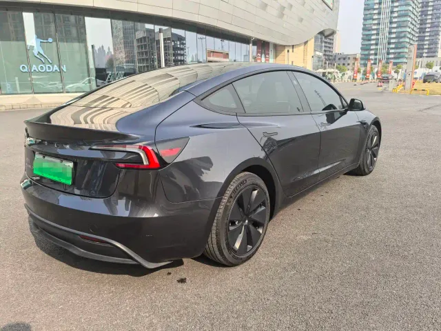 Tesla Model 3 — Фото автомобиля 9