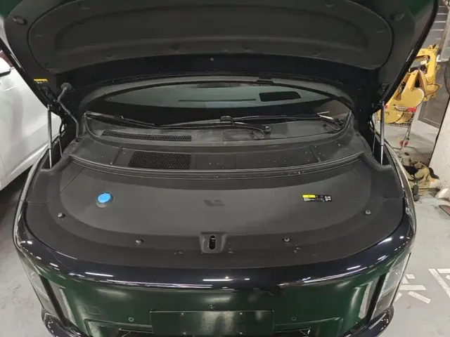 Li Auto i8 — Фото автомобиля 19