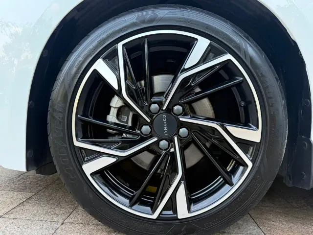 Lynk & Co 03 — Фото автомобиля 10