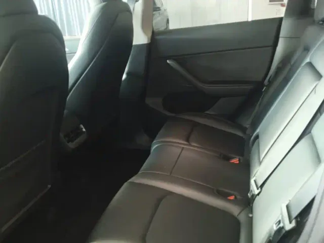 Tesla Model Y — Фото автомобиля 16