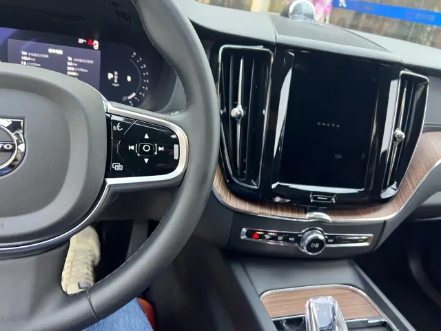 Volvo XC60 — Фото автомобиля 14