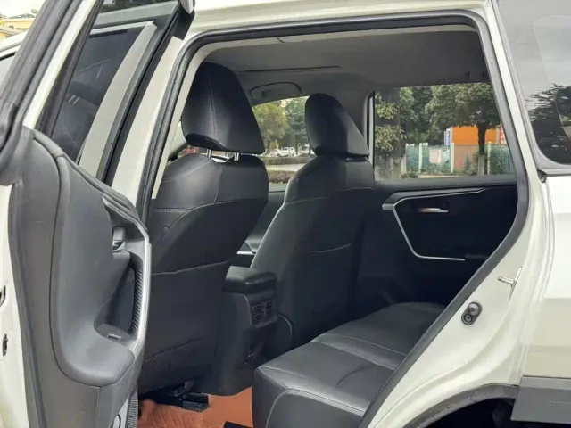 Toyota RAV4 — Фото автомобиля 12
