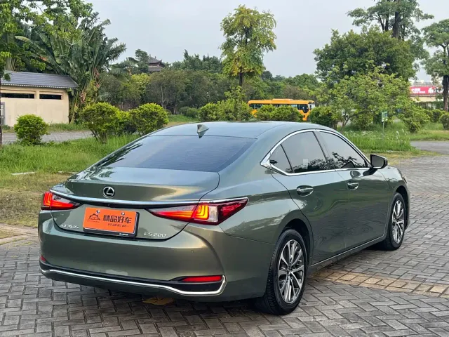Lexus ES — Фото автомобиля 18