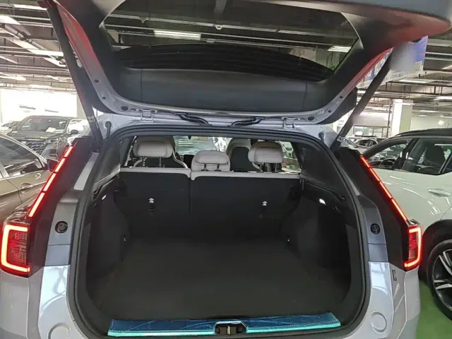 Volvo XC70 Plug-in Hybrid — Фото автомобиля 18