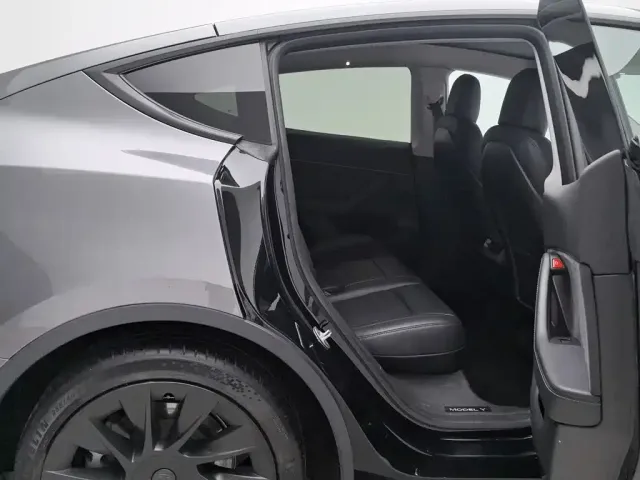Tesla Model Y — Фото автомобиля 15