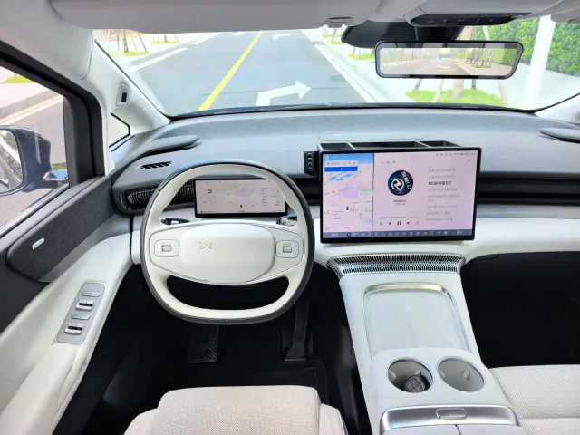 Xpeng X9 — Фото автомобиля 17