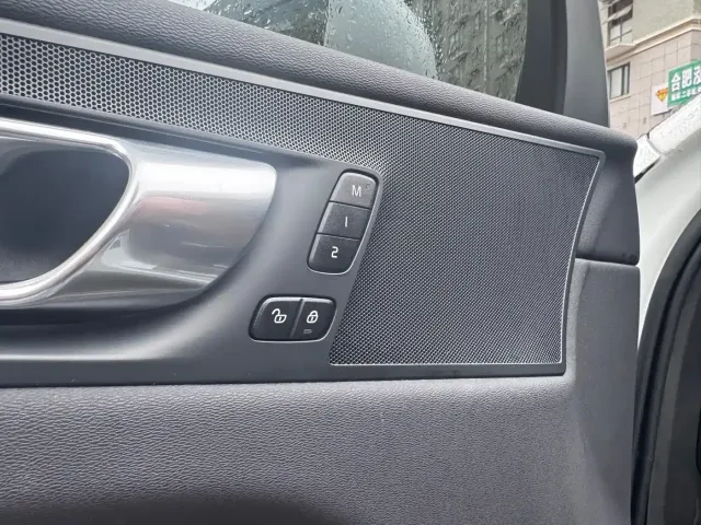 Volvo XC60 — Фото автомобиля 12
