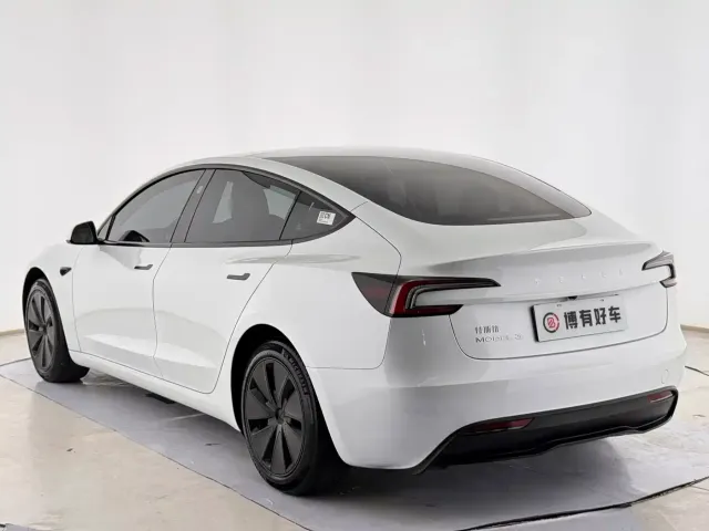 Tesla Model 3 — Фото автомобиля 12